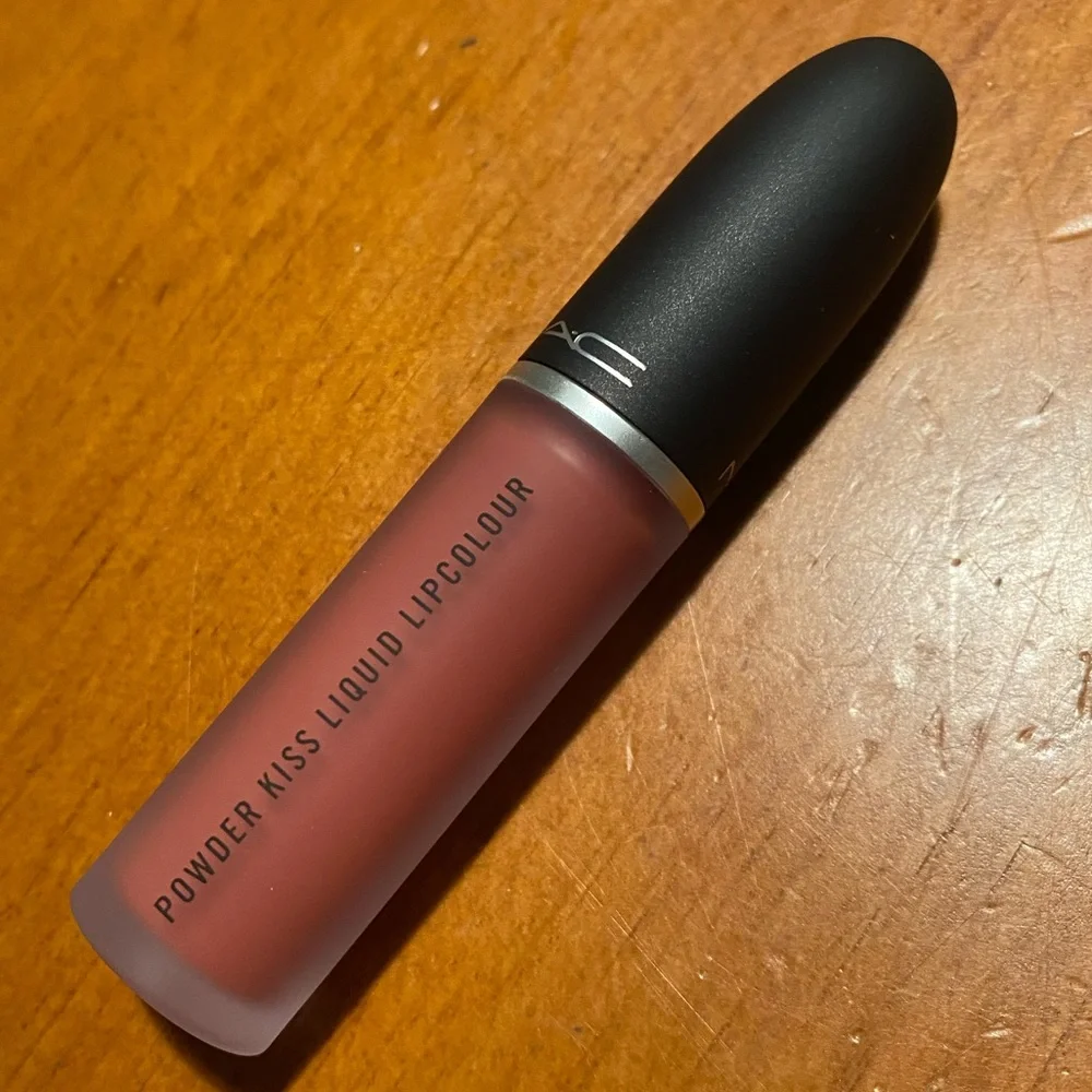 MAC Powder Kiss Liquid Lipcolour Mull it Over
